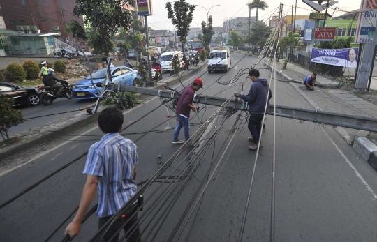 Ditabrak angkot, tiang listrik roboh hingga tutupi jalan di Ciputat