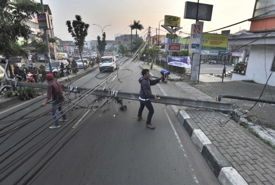 Ditabrak angkot, tiang listrik roboh hingga tutupi jalan di Ciputat