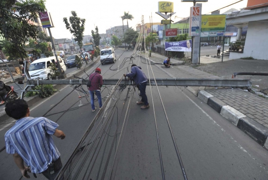 Ditabrak angkot, tiang listrik roboh hingga tutupi jalan di Ciputat