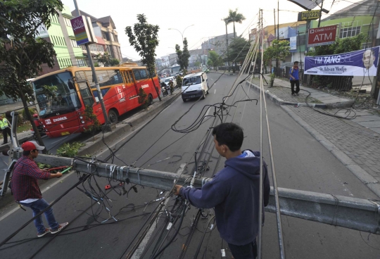 Ditabrak angkot, tiang listrik roboh hingga tutupi jalan di Ciputat