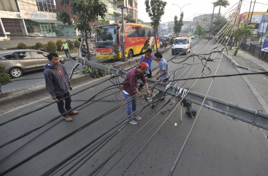 Ditabrak angkot, tiang listrik roboh hingga tutupi jalan di Ciputat