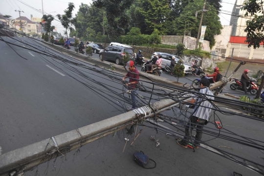 Ditabrak angkot, tiang listrik roboh hingga tutupi jalan di Ciputat