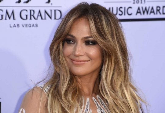 Makin hot, Jennifer Lopez bergaun transparan di BMA 2015