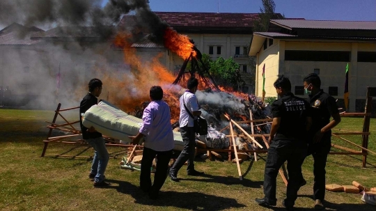 Polda Aceh bakar 11,6 ton ganja