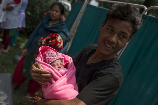 Kisah korban gempa Nepal melahirkan di pengungsian darurat