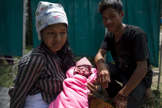 Kisah korban gempa Nepal melahirkan di pengungsian darurat