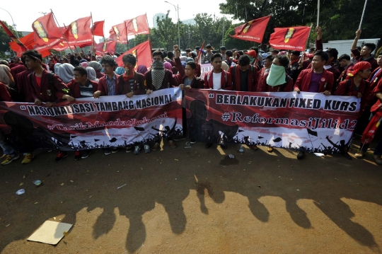 Ratusan mahasiswa geruduk Istana tarik mandat Jokowi