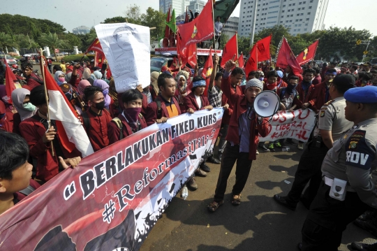 Ratusan mahasiswa geruduk Istana tarik mandat Jokowi