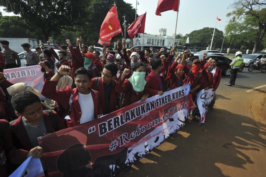 Ratusan mahasiswa geruduk Istana tarik mandat Jokowi