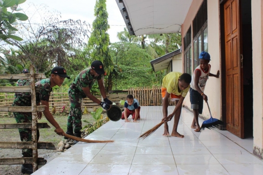 Kompaknya TNI dan anak-anak Papua benahi SD Inpres