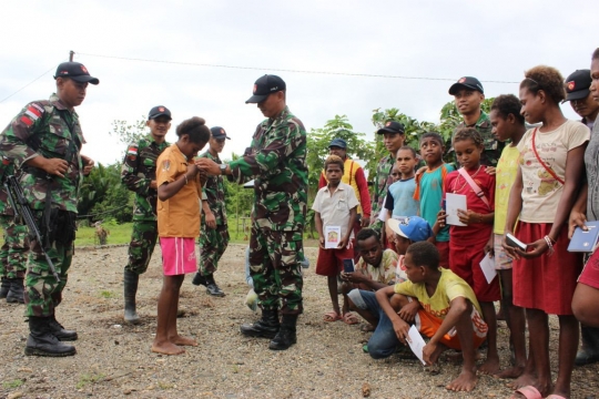 Kompaknya TNI dan anak-anak Papua benahi SD Inpres