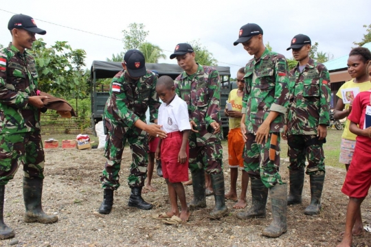 Kompaknya TNI dan anak-anak Papua benahi SD Inpres