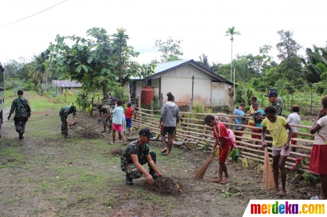 Foto : Kompaknya TNI dan anak-anak Papua benahi SD Inpres 