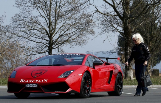 Hidup mewah, nenek 76 tahun ini hobi koleksi Lamborghini