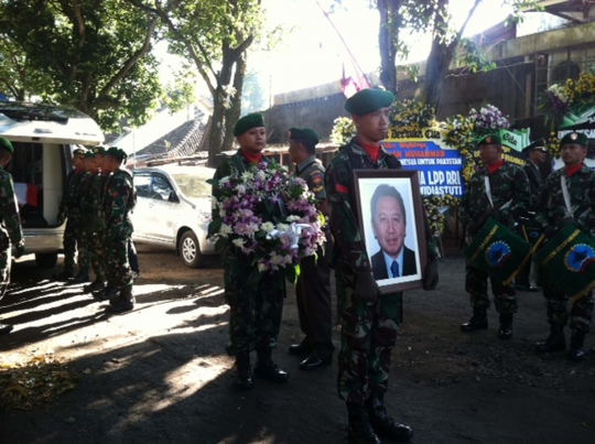 Upacara militer iringi penyerahan jenazah Dubes Burhan ke keluarga