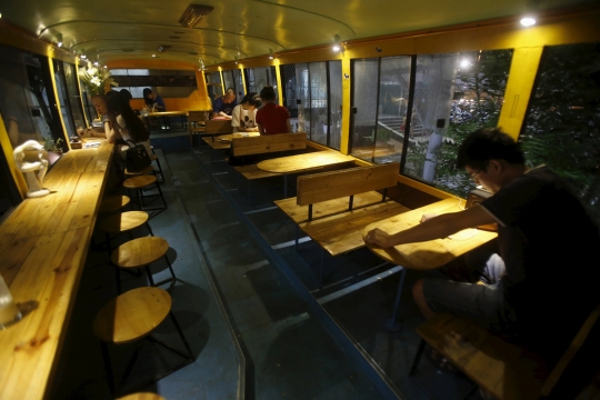 Kafe ini tawarkan sensasi unik nongkrong di dalam bus