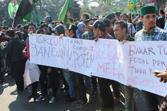 Harkitnas, massa geruduk Balai Kota Malang kritik Jokowi