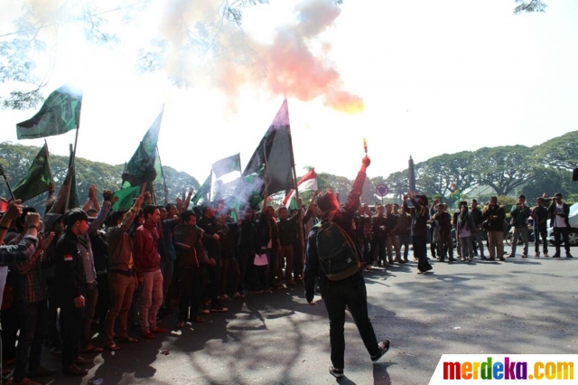  Foto Harkitnas massa geruduk Balai Kota Malang kritik 