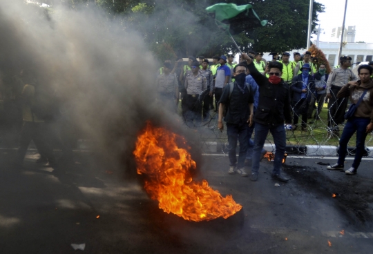 Tuntut Jokowi-JK mundur, mahasiswa bakar ban di Istana