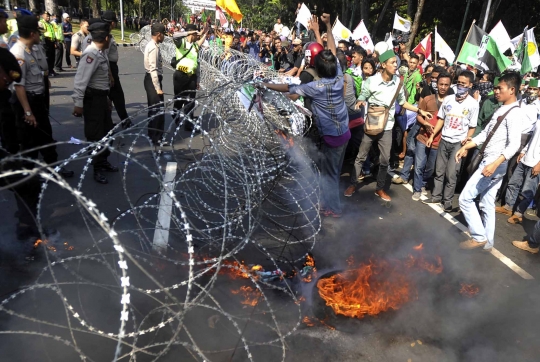 Tuntut Jokowi-JK mundur, mahasiswa bakar ban di Istana