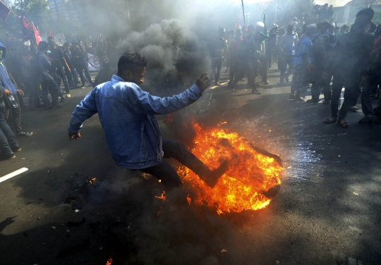 Tuntut Jokowi-JK mundur, mahasiswa bakar ban di Istana