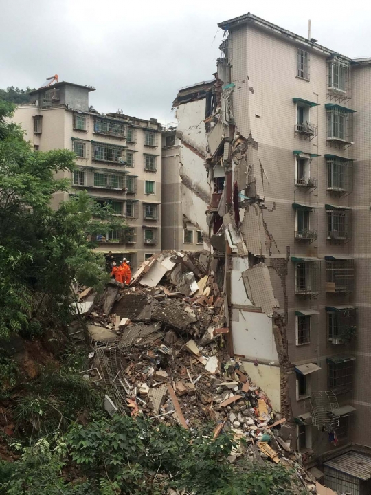 Akibat longsor, gedung 9 lantai runtuh