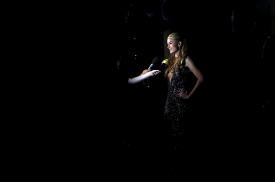 Seksinya Paris Hilton berbalut gaun transparan di Festival Cannes