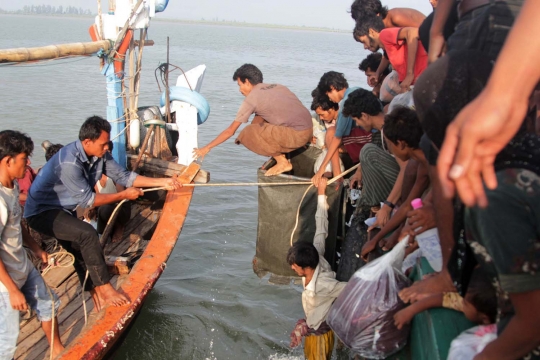 Momen dramatis penyelamatan ratusan imigran Rohingya di laut Aceh