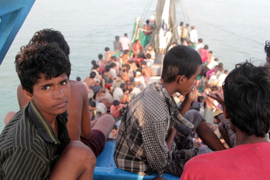Momen dramatis penyelamatan ratusan imigran Rohingya di laut Aceh