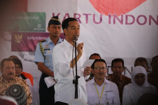Blusukan ke Malang, Presiden Jokowi bagi-bagi kartu sakti