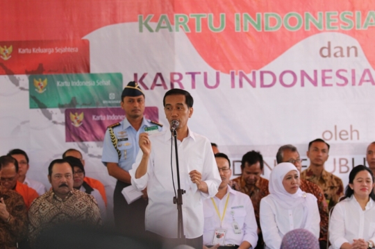 Blusukan ke Malang, Presiden Jokowi bagi-bagi kartu sakti