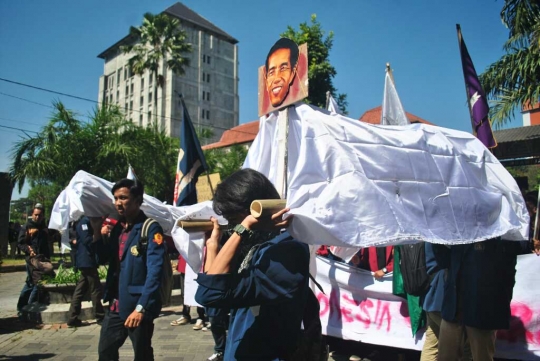 Demo hadang Jokowi di Malang, mahasiswa bawa keranda