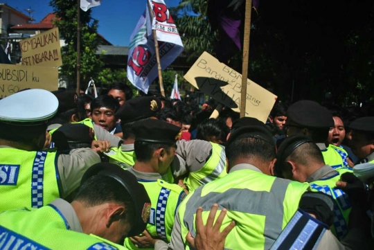 Demo hadang Jokowi di Malang, mahasiswa bawa keranda