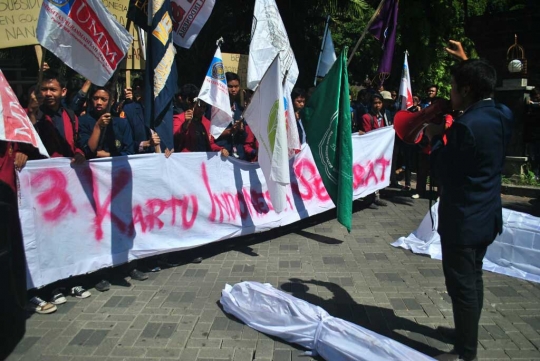 Demo hadang Jokowi di Malang, mahasiswa bawa keranda