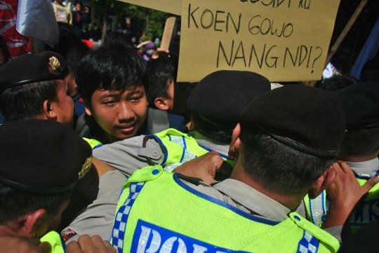 Demo hadang Jokowi di Malang, mahasiswa bawa keranda