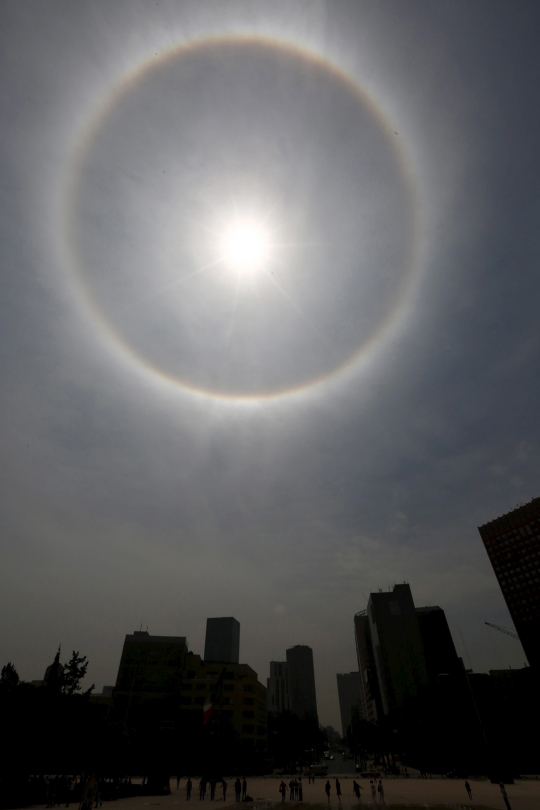 Menyaksikan fenomena 'Halo Matahari' yang hiasi langit Meksiko