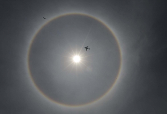 Menyaksikan fenomena 'Halo Matahari' yang hiasi langit Meksiko