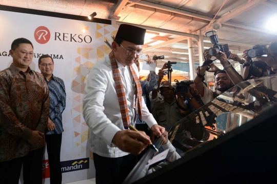 Resmikan Lenggang Jakarta, Ahok beri penghargaan 50 PKL