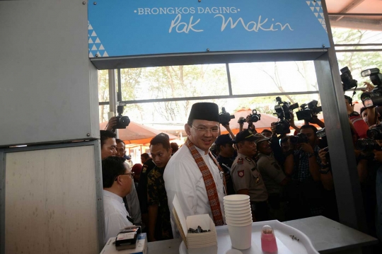 Resmikan Lenggang Jakarta, Ahok beri penghargaan 50 PKL