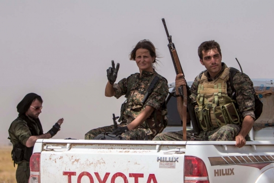 Senyum tentara wanita Kurdi di tengah perang lawan ISIS