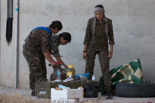 Senyum tentara wanita Kurdi di tengah perang lawan ISIS