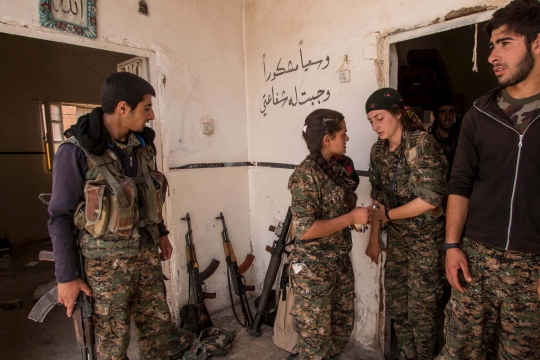 Senyum tentara wanita Kurdi di tengah perang lawan ISIS