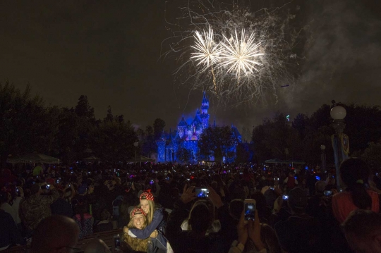 Warna-warni cahaya meriahkan perayaan Disneyland Diamond