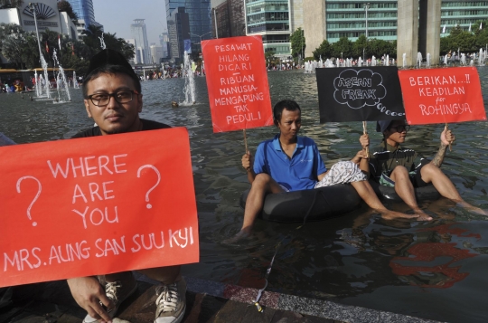 Aksi simpatik untuk Rohingya, relawan cebur diri di kolam HI