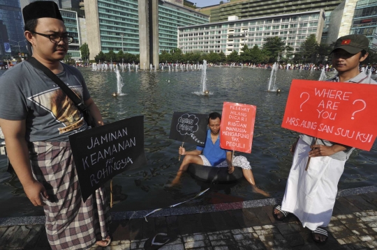 Aksi simpatik untuk Rohingya, relawan cebur diri di kolam HI