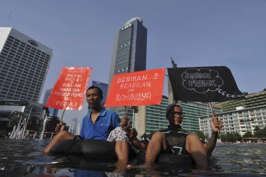 Aksi simpatik untuk Rohingya, relawan cebur diri di kolam HI