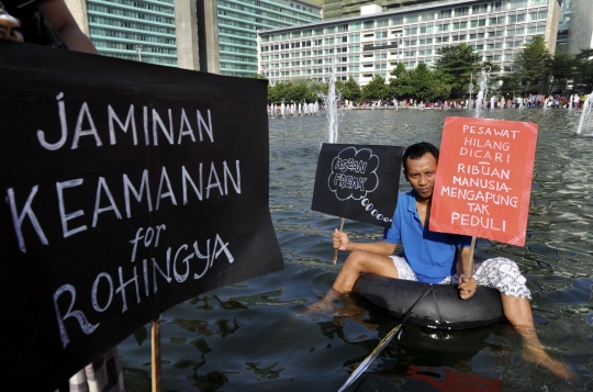 Aksi simpatik untuk Rohingya, relawan cebur diri di kolam HI