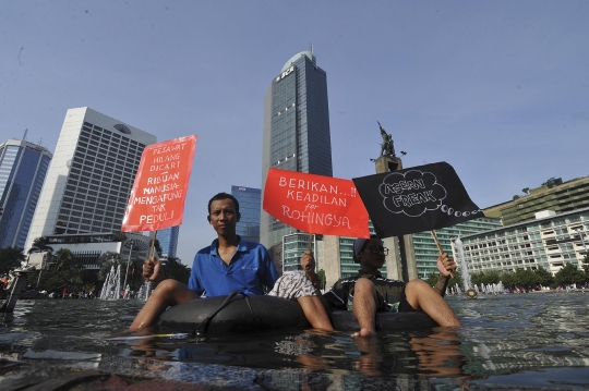 Aksi simpatik untuk Rohingya, relawan cebur diri di kolam HI