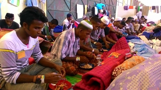 Lahapnya para pengungsi Rohingya saat makan nasi di pengungsian