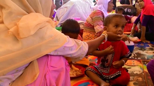 Lahapnya para pengungsi Rohingya saat makan nasi di pengungsian